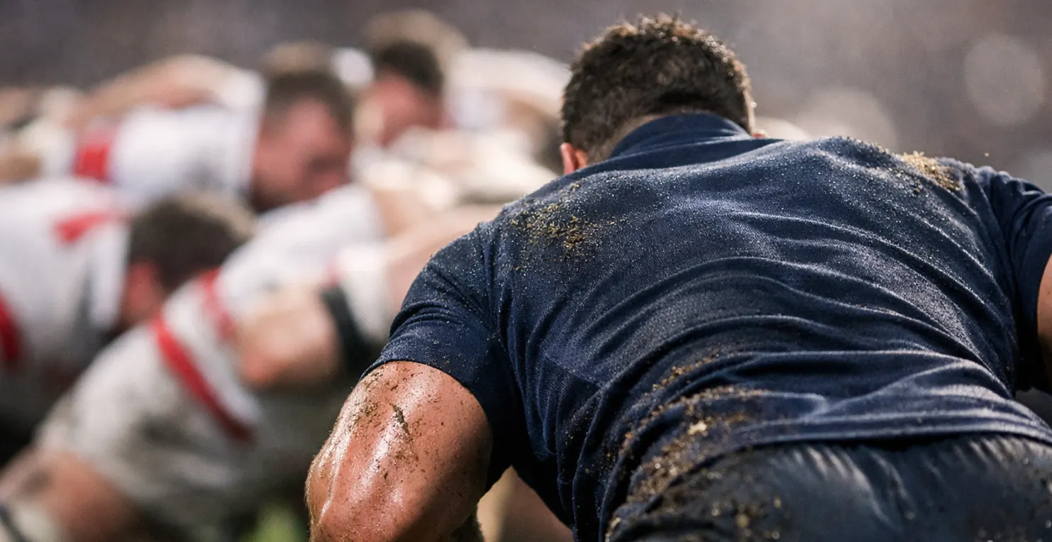 Pari handicap rugby : mêlée de rugby avec deux équipes en opposition sur terrain en herbe